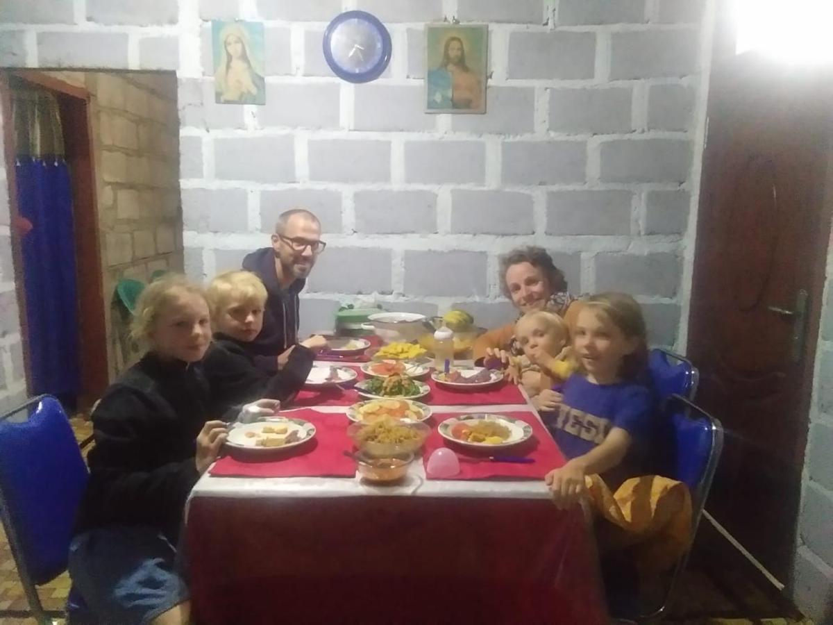Arnolds Familly Homestay Bajawa Exteriör bild