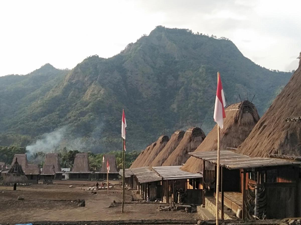 Arnolds Familly Homestay Bajawa Exteriör bild