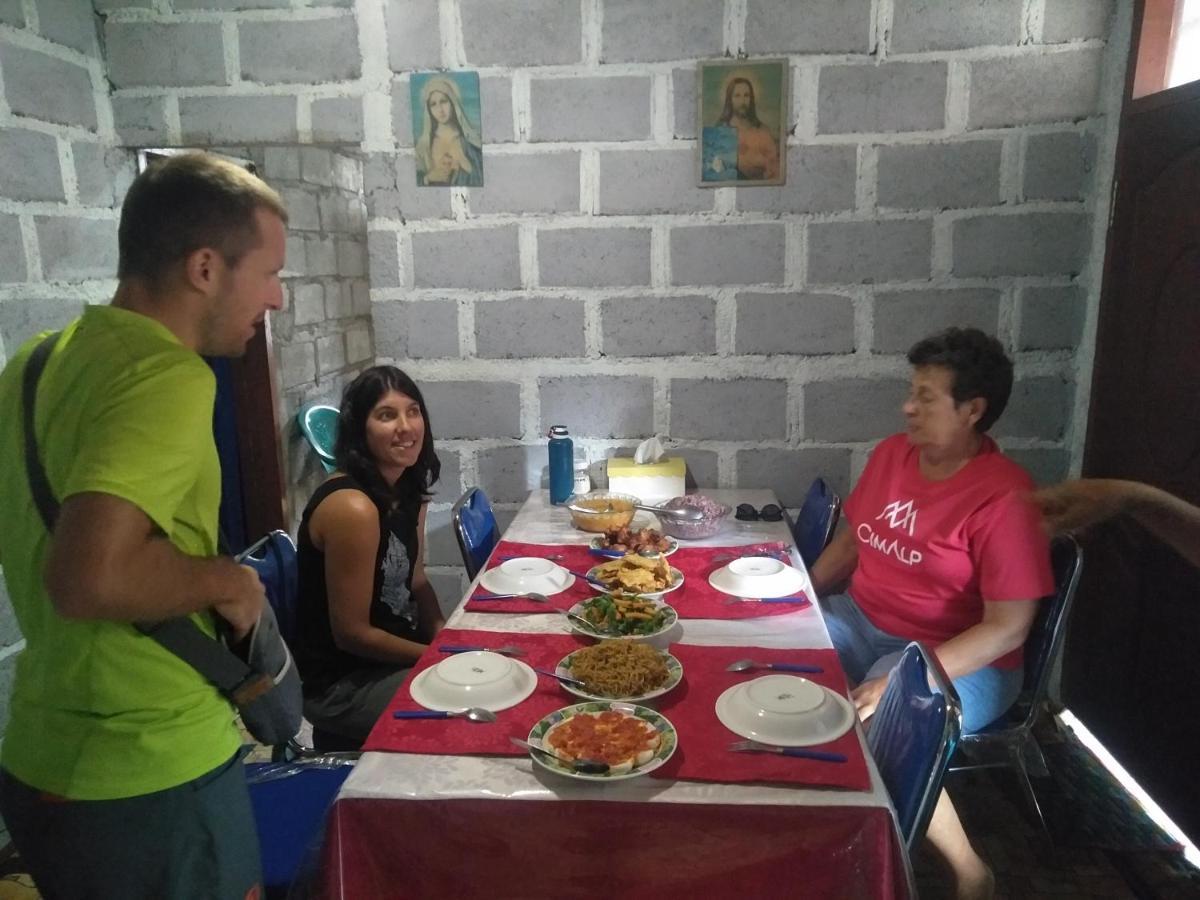 Arnolds Familly Homestay Bajawa Exteriör bild