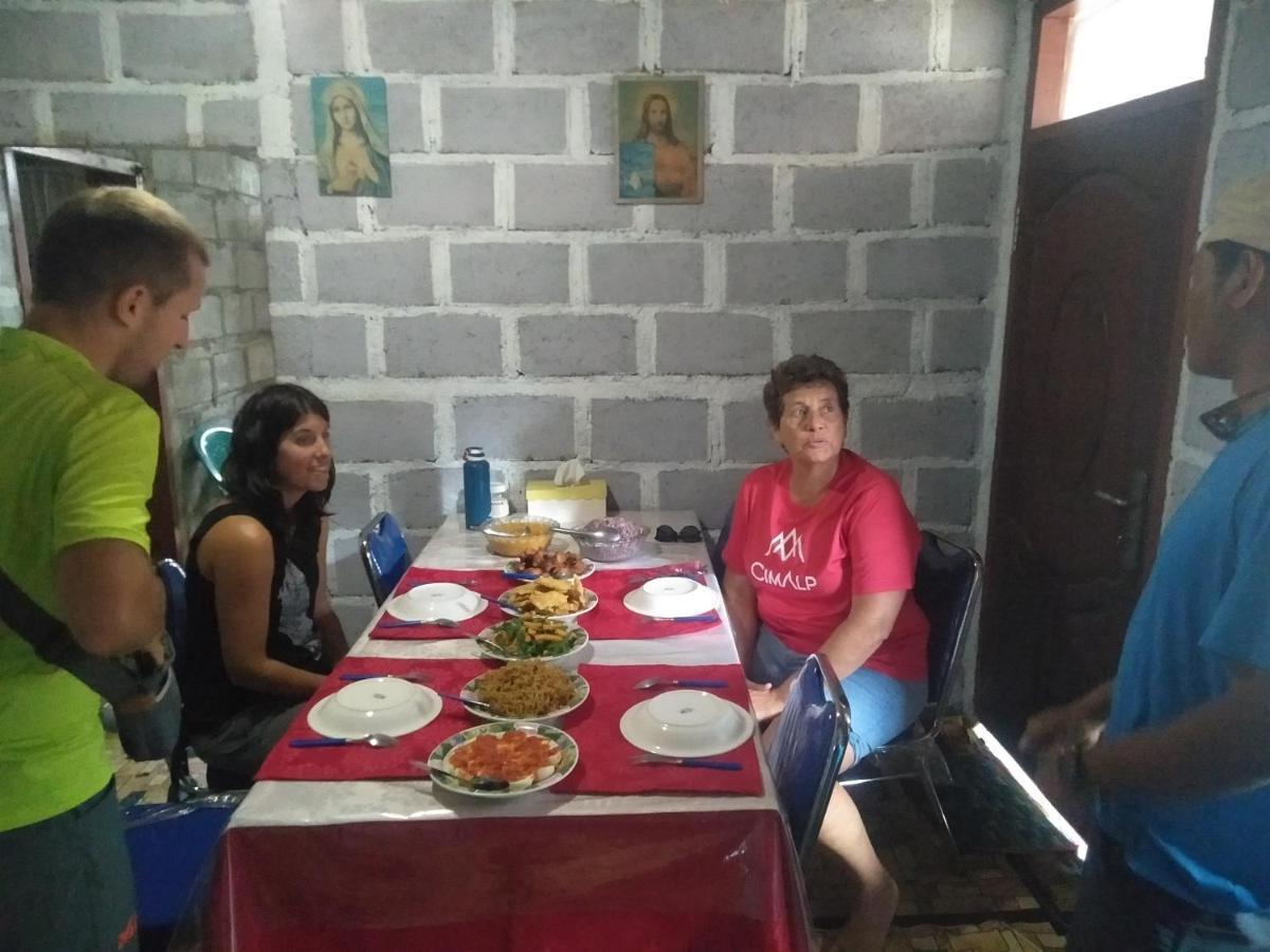 Arnolds Familly Homestay Bajawa Exteriör bild