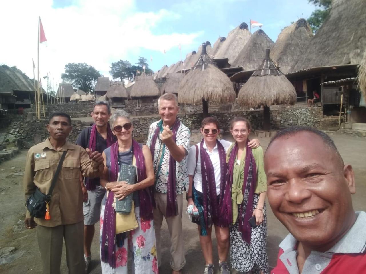 Arnolds Familly Homestay Bajawa Exteriör bild