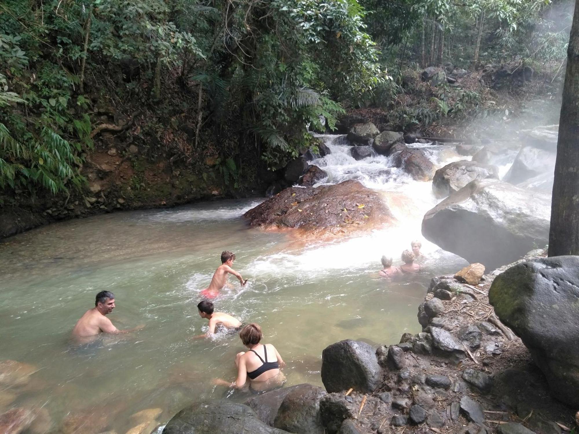 Arnolds Familly Homestay Bajawa Exteriör bild