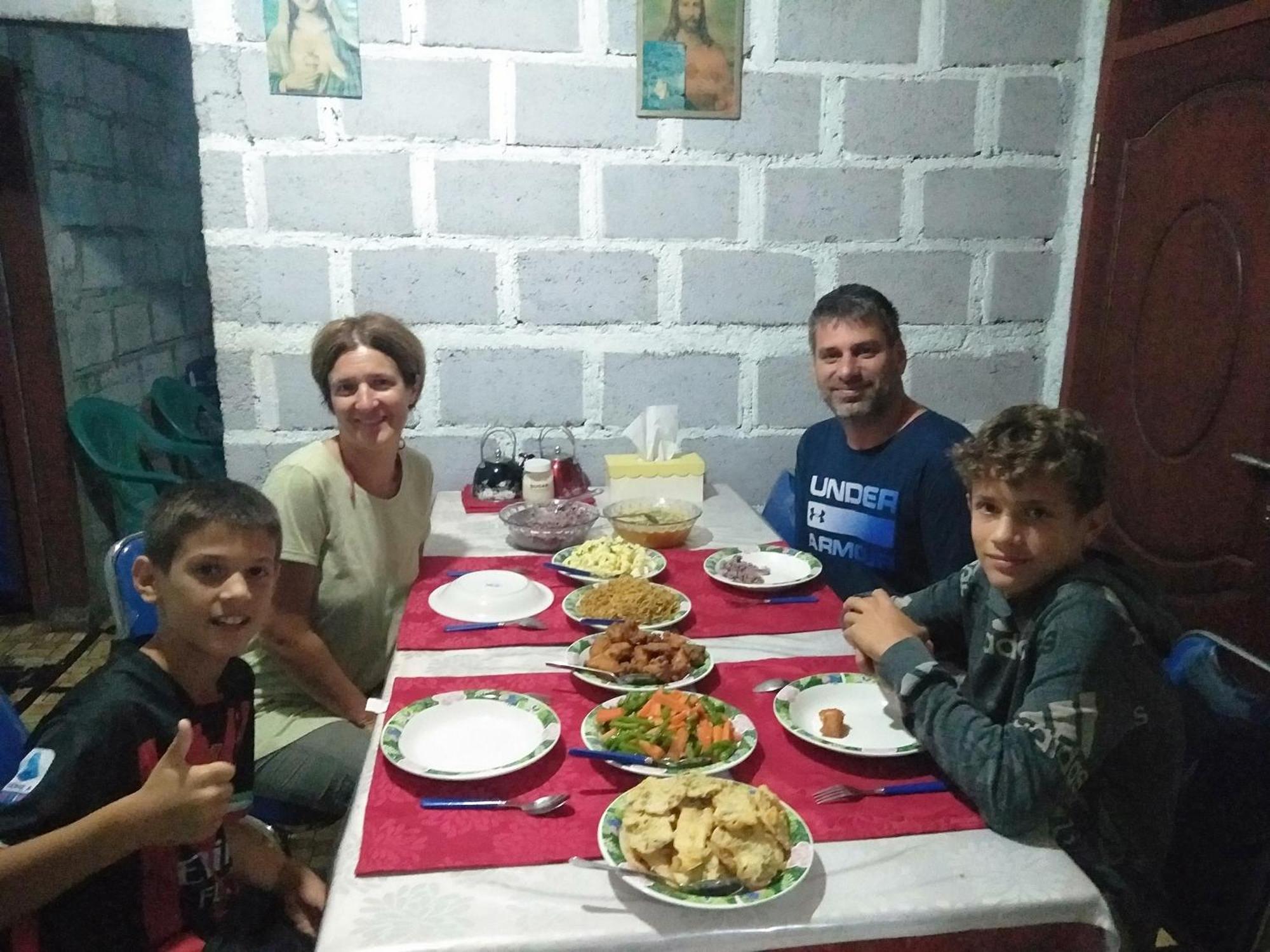 Arnolds Familly Homestay Bajawa Exteriör bild