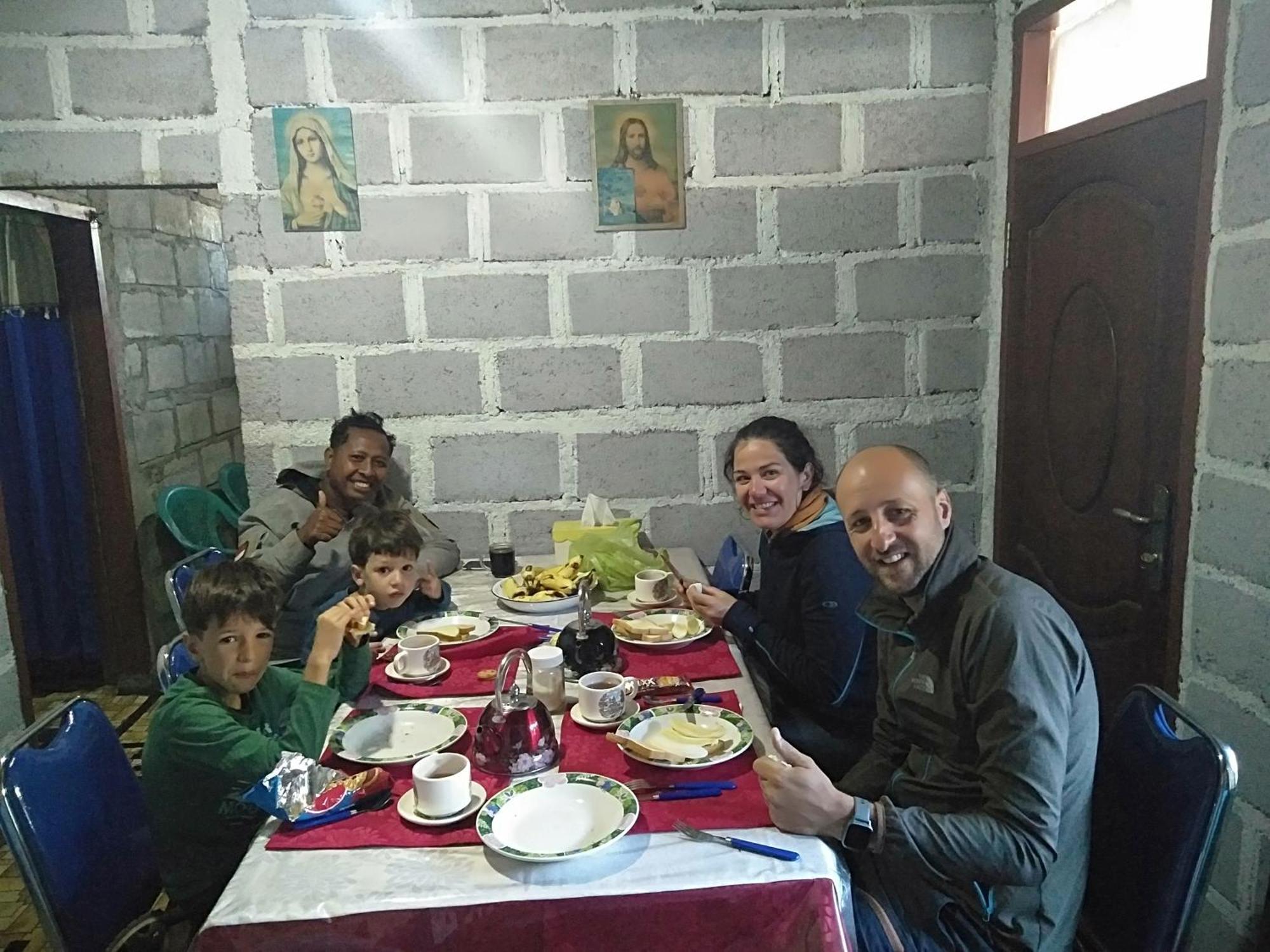 Arnolds Familly Homestay Bajawa Rum bild